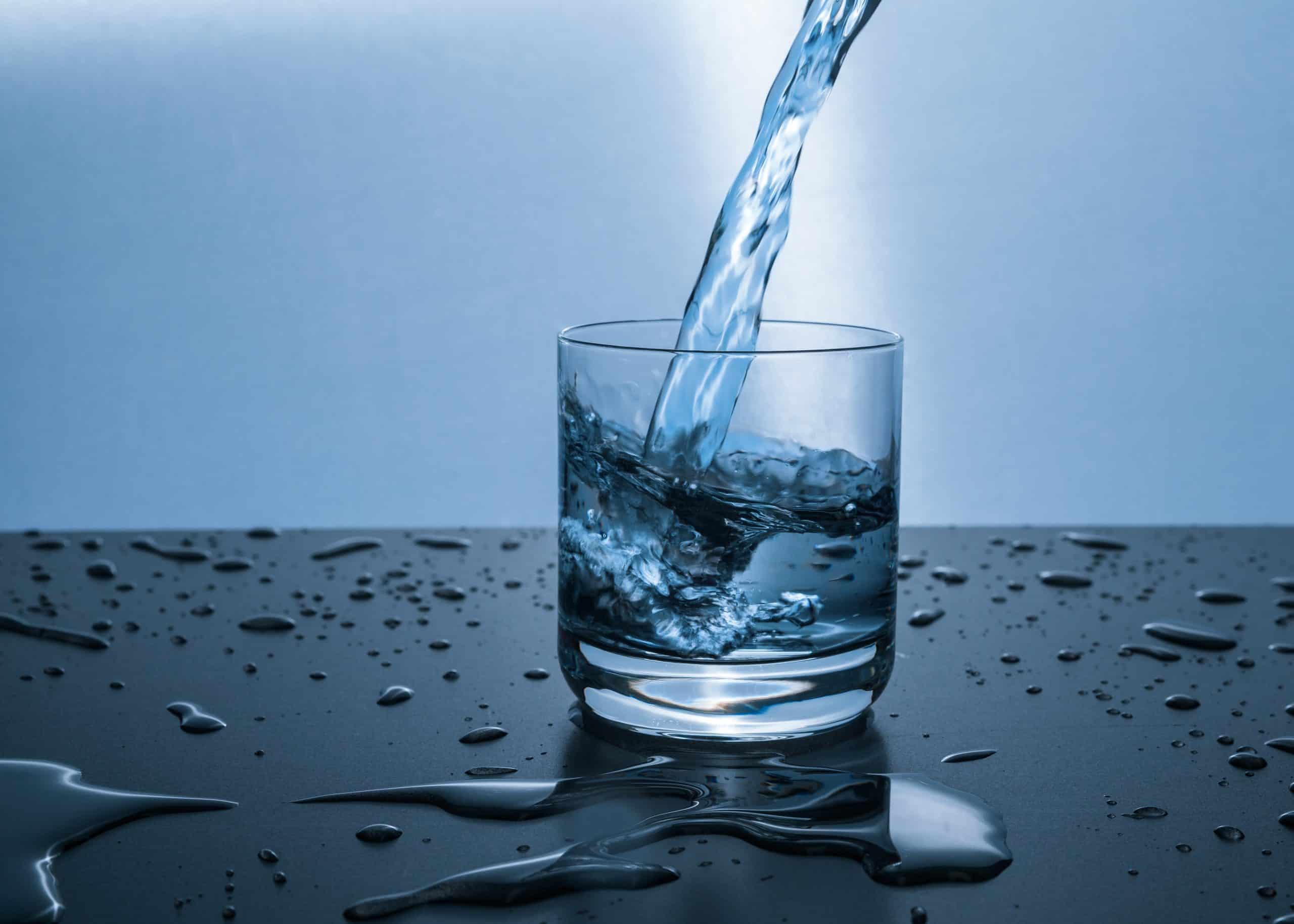 Glas gefüllt mit Wasser